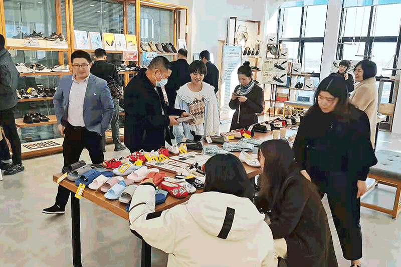 《悠享春意 自然之履》2022福連升春季新品訂貨會圓滿成功!(圖5) 華東分公司現場